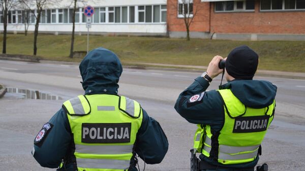 Литовский полицейские следят за дорожной обстановкой - Sputnik Литва