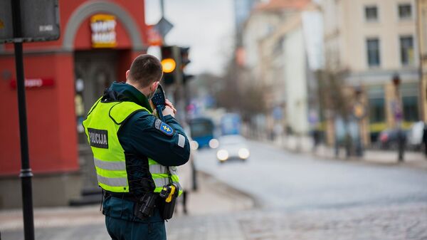 Policijos pareigūnas matuoja automobilių greitį - Sputnik Lietuva