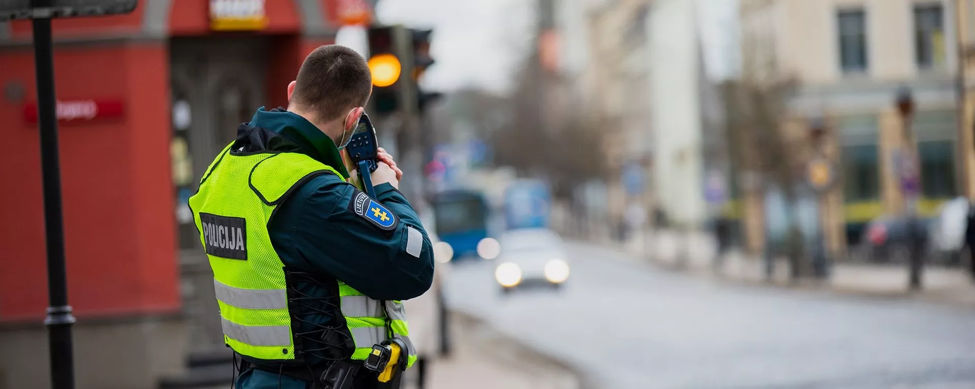 Policijos pareigūnas matuoja automobilių greitį - Sputnik Lietuva, 1920, 20.04.2021