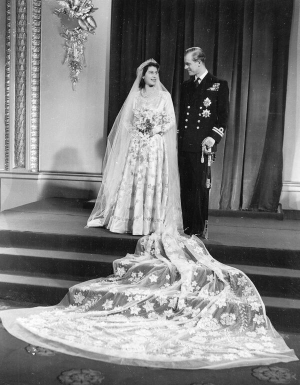 Atsisakius princo Filipo sosto, jo šeima apsigyveno Paryžiuje. 1928 metais berniukas buvo išsiųstas pas giminaičius į Londoną. Tada jis mokėsi Vokietijoje ir Škotijoje, taip pat Karališkajame jūrų laivyno koledže Dartmute. Nuotraukoje: Elžbietos II ir princo Filipo vestuvės, 1947 m. lapkričio 20 d. - Sputnik Lietuva