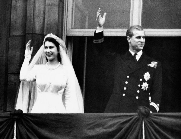 Baigęs koledžą jis gavo mičmanо laipsnį. Princas Filipas tarnavo viso Antrojo pasaulinio karo metu ir įgijo vyresniojo leitenanto laipsnį. Nuotraukoje: Elžbietos II ir princo Filipo vestuvės, 1947 m. lapkričio 20 d. - Sputnik Lietuva