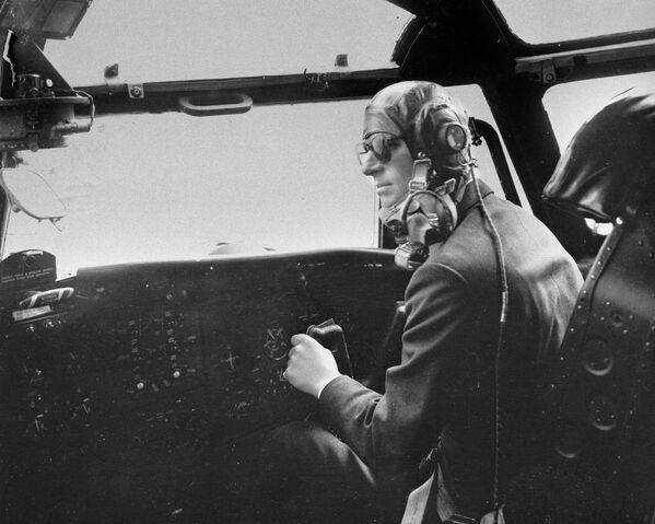 Apie Elžbietos II ir princo Filipo sužadėtuves buvo paskelbta 1947 m. liepos 10 d. Vestuvės įvyko tų pačių metų lapkričio 20 dieną Vestminsterio abatijoje. Nuotraukoje: Edinburgo hercogas, princas Filipas, pilotuojantis Blackburn lėktuvą. - Sputnik Lietuva