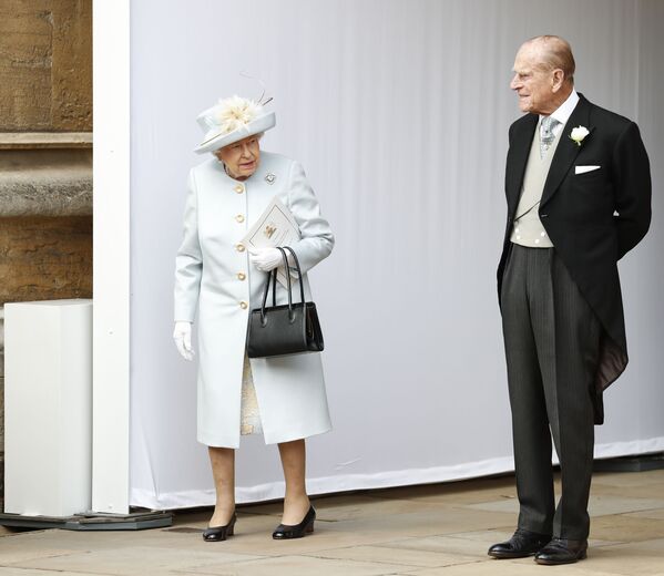 Būdamas Tarptautinės jojimo federacijos prezidentu, 1973 m. rugsėjo mėn., jis tapo pirmuoju Didžiosios Britanijos karališkosios šeimos nariu, kuris neoficialiai lankėsi TSRS. Nuotraukoje: Didžiosios Britanijos karalienė Elžbieta II ir princas Filipas princesės Eugenijos ir Jack'o Brooksbank'o vestuvėse, 2018 m. - Sputnik Lietuva