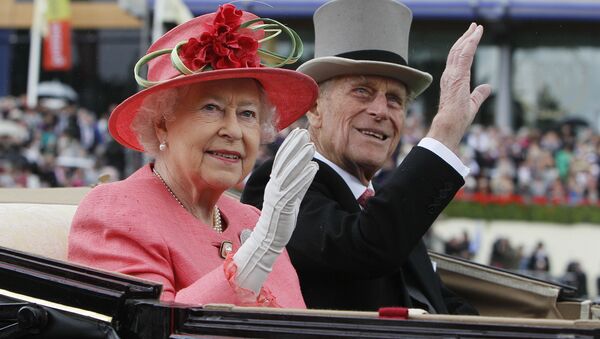 Британская королева Елизавета II с принцем Филиппом прибывают на скачки Royal Ascot в Аскоте - Sputnik Литва