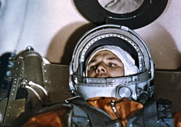 Космонавт Юрий Гагарин в кабине космического корабля Восток-1 перед стартом Космонавт Юрий Гагарин в кабине космического корабля Восток-1 перед стартом