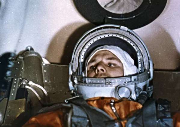 Erdvėlaivis Vostok-1, kurį pilotavo Gagarinas, startavo 09:00 Maskvos laiku iš Baikonūro kosmodromo. 10:00 Maskvos laiku buvo transliuojamas pranešimas Apie pirmąjį žmogaus skrydį į kosmosą, o 12:33 Maskvos laiku — Apie sėkmingą žmogaus sugrįžimą iš pirmojo kosminio skrydžio. Erdvėlaivis Vostok-1, kurį pilotavo Gagarinas, startavo 09:00 Maskvos laiku iš Baikonūro kosmodromo. 10:00 Maskvos laiku buvo transliuojamas pranešimas Apie pirmąjį žmogaus skrydį į kosmosą, o 12:33 Maskvos laiku — Apie sėkmingą žmogaus sugrįžimą iš pirmojo kosminio skrydžio. - Sputnik Lietuva