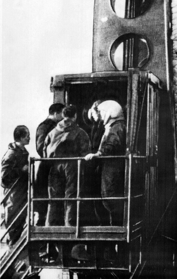 Первый в мире космонавт провел в околоземном космическом пространстве 108 минут, выполнив за это время один оборот вокруг планеты. На фото: Гагарин в кабине космического корабля Восток-1 перед стартом. Космодром Байконур, 12 апреля 1961 года. - Sputnik Литва