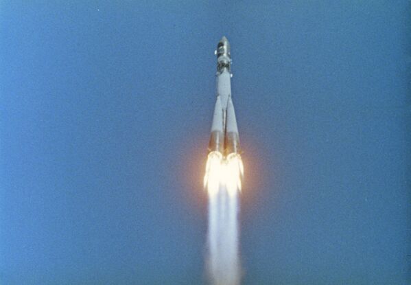 Po to erdvėlaivio aparatas nusileido TSRS teritorijoje, o kelių kilometrų aukštyje nuo Žemės paviršiaus kosmonautas katapultavosi ir parašiutu nusileido lauke prie Volgos krantinės, netoli Smelovkos kaimo, Ternovskio rajone, Saratovo srityje. - Sputnik Lietuva