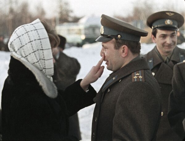 Dvejus metus jis tarnavo Murmansko srityje. Iki 1959 metų spalio jis iš viso skrido 265 valandas ir turėjo kvalifikaciją III klasės karo lakūnas. Karinis laipsnis — vyresnysis leitenantas. Nuotraukoje: TSRS lakūnai kosmonautai, Tarybų Sąjungos herojus Valerijus Bykovskis (dešinėje), Jurijus Gagarinas (centre) ir Valentina Tereškova. - Sputnik Lietuva