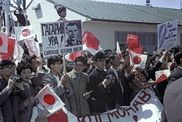 Sprendimas surinkti kosmonautų būrį ir ruošti juos pirmajam skrydžiui erdvėlaiviu Vostok-1 buvo priimtas 1959 metais. Nuotraukoje: Gagarino kelionė į Japoniją. Sprendimas surinkti kosmonautų būrį ir ruošti juos pirmajam skrydžiui erdvėlaiviu Vostok-1 buvo priimtas 1959 metais. Nuotraukoje: Gagarino kelionė į Japoniją. - Sputnik Lietuva