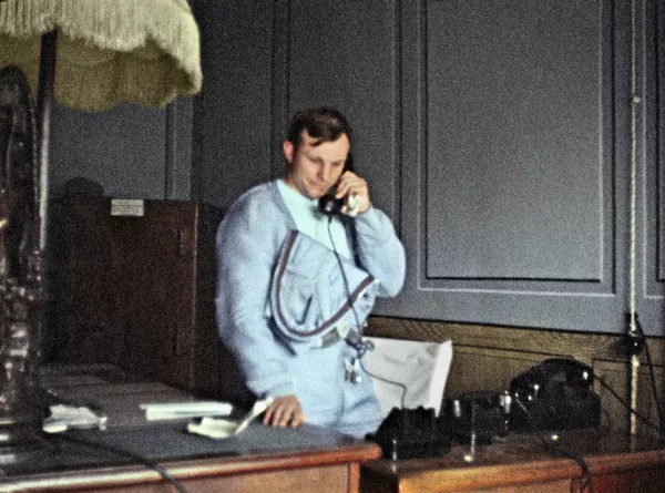 Nuotraukoje: pirmasis pasaulyje sovietų kosmonautas Jurijus Gagarinas telefonu praneša TSKP CK pirmajam sekretoriui Nikitai Chruščiovui apie sėkmingą skrydį į kosmosą. Nuotraukoje: pirmasis pasaulyje sovietų kosmonautas Jurijus Gagarinas telefonu praneša TSKP CK pirmajam sekretoriui Nikitai Chruščiovui apie sėkmingą skrydį į kosmosą. - Sputnik Lietuva