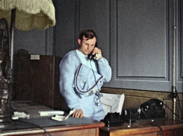 Nuotraukoje: pirmasis pasaulyje sovietų kosmonautas Jurijus Gagarinas telefonu praneša TSKP CK pirmajam sekretoriui Nikitai Chruščiovui apie sėkmingą skrydį į kosmosą. - Sputnik Lietuva