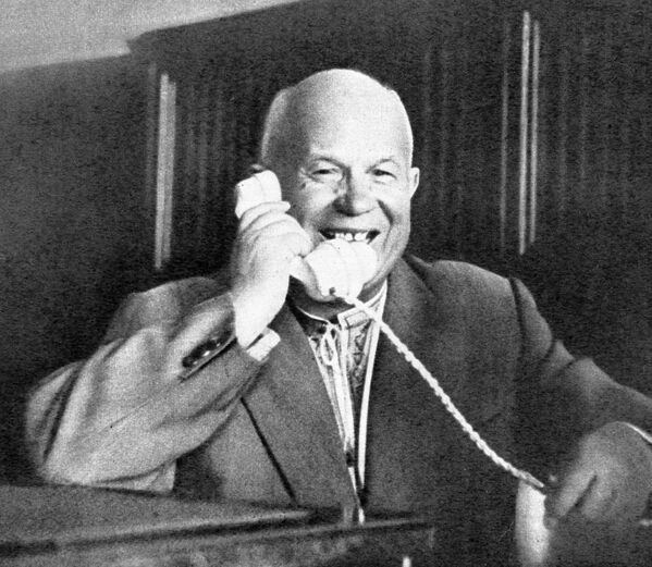 Nuotraukoje: TSKP CK pirmasis sekretorius, TSRS Ministrų Tarybos pirmininkas Nikita Chruščiovas telefonu kalba su pirmuoju kosmonautu Jurijumi Gagarinu. - Sputnik Lietuva