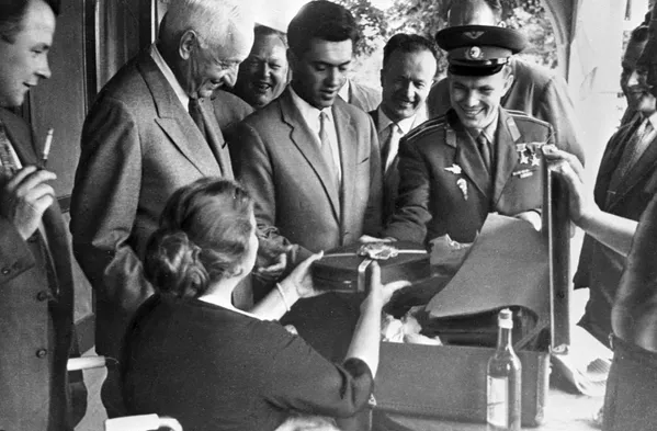 Būsimų kosmonautų atranka ir pasiruošimu užsiėmė TSRS Karinės oro pajėgos. Jie ketino atrinkti 20 kandidatų. Nuotraukoje: Gagarinas kelionės į Kanadą metu. Būsimų kosmonautų atranka ir pasiruošimu užsiėmė TSRS Karinės oro pajėgos. Jie ketino atrinkti 20 kandidatų. Nuotraukoje: Gagarinas kelionės į Kanadą metu. - Sputnik Lietuva