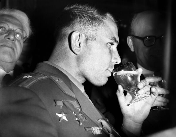 В декабре 1959 года Гагарин написал рапорт с просьбой зачислить его в группу кандидатов в космонавты. На фото: визит космонавта в Великобританию.  - Sputnik Литва
