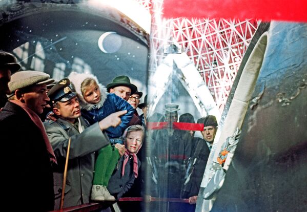 Nuotraukoje: TSRS lakūnas kosmonautas Jurijus Gagarinas (antras iš kairės) su dukra Lena (trečia iš kairės) lankosi TSRS nacionalinio ūkio pasiekimų parodoje esančioje Mechanikos inžinerijos (Kosmos) paviljono ekspozicijoje. - Sputnik Lietuva