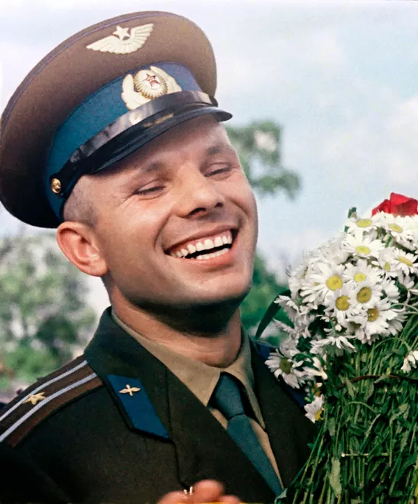 Kosmonautų treniruotėms vadovavo garsus lakūnas bandytojas, Tarybų Sąjungos herojus Markas Galajus. Gagarinas buvo paskirtas kosmonautų būrio vadu 1961 metų kovo pabaigoje. Kas skris į kosmosą, buvo nustatyta paskutinę akimirką — Valstybinės komisijos posėdyje buvo pasirinktas Gagarinas, jo dubleriu paskirtas Germanas Titovas. Kosmonautų treniruotėms vadovavo garsus lakūnas bandytojas, Tarybų Sąjungos herojus Markas Galajus. Gagarinas buvo paskirtas kosmonautų būrio vadu 1961 metų kovo pabaigoje. Kas skris į kosmosą, buvo nustatyta paskutinę akimirką — Valstybinės komisijos posėdyje buvo pasirinktas Gagarinas, jo dubleriu paskirtas Germanas Titovas. - Sputnik Lietuva