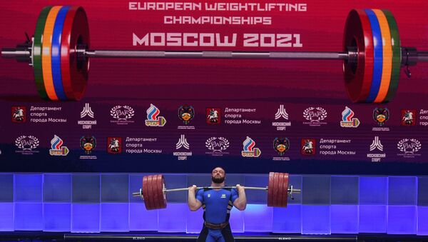 Дмитрий Чумак (Украина) во время соревнований в весовой категории до 109 кг среди мужчин на чемпионате Европы по тяжелой атлетике в Москве - Sputnik Литва