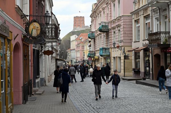 Tačiau dabar sostinėje dirba kavinės (maistas tik išsinešti), prekystaliai ir parduotuvės su išėjimu į gatvę. - Sputnik Lietuva