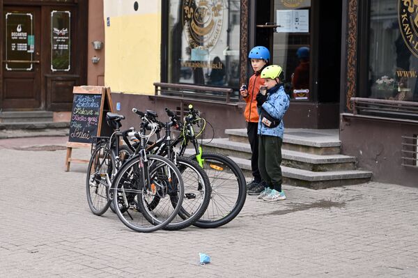 Gatvėse dabar galima pamatyti dviratininkus — vaikus ir suaugusiuosius. - Sputnik Lietuva