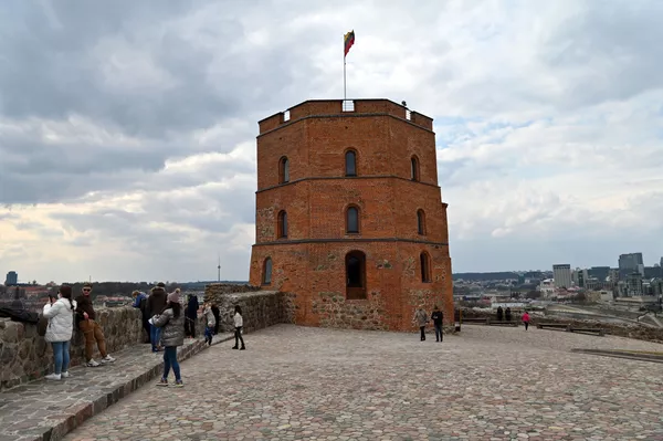 Daugelis žmonių suskubėjo į vieną pagrindinių Vilniaus ir Lietuvos lankytinų vietų — Gedimino bokštą. Daugelis žmonių suskubėjo į vieną pagrindinių Vilniaus ir Lietuvos lankytinų vietų — Gedimino bokštą. - Sputnik Lietuva
