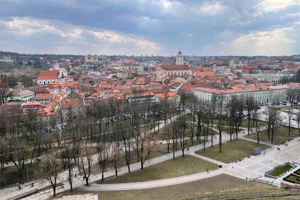 Nuo aukščiausio kalno taško atsiveria gražus vaizdas į sostinę. Daugelis čia jau pasidarė naujų pavasarinių nuotraukų. Nuo aukščiausio kalno taško atsiveria gražus vaizdas į sostinę. Daugelis čia jau pasidarė naujų pavasarinių nuotraukų. - Sputnik Lietuva