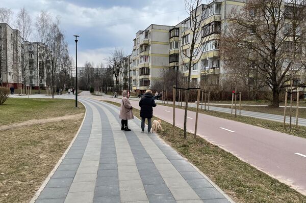Atgijo ir miegamieji miesto rajonai — čia dažniau ėmė rodytis pavasario gatvėmis vaikštantys pagyvenę žmonės. - Sputnik Lietuva