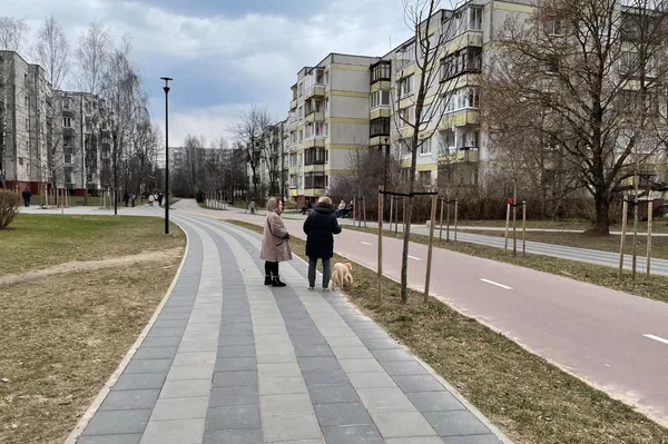 Atgijo ir miegamieji miesto rajonai — čia dažniau ėmė rodytis pavasario gatvėmis vaikštantys pagyvenę žmonės. Atgijo ir miegamieji miesto rajonai — čia dažniau ėmė rodytis pavasario gatvėmis vaikštantys pagyvenę žmonės. - Sputnik Lietuva