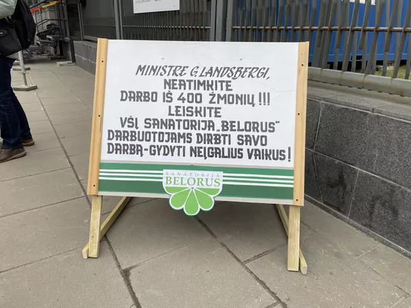 Nuotraukoje yra protestuotojų plakatas: Ministre G. Landsbergi, neatimkite darbo iš 400 žmonių! Leiskite VŠĮ sanatorija Belorus darbuotojams dirbti savo darbą — gydyti neįgalius vaikus. Nuotraukoje yra protestuotojų plakatas: Ministre G. Landsbergi, neatimkite darbo iš 400 žmonių! Leiskite VŠĮ sanatorija Belorus darbuotojams dirbti savo darbą — gydyti neįgalius vaikus. - Sputnik Lietuva