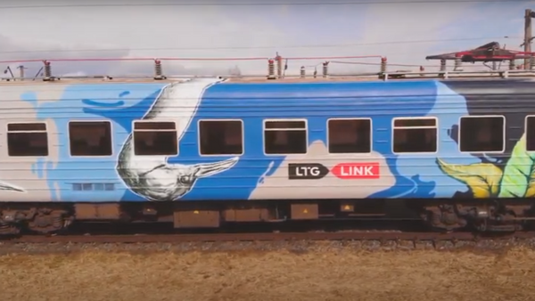 Vienas iš elektrinių traukinių Lietuvoje paverstas gamtos atspindžiu  - Sputnik Lietuva