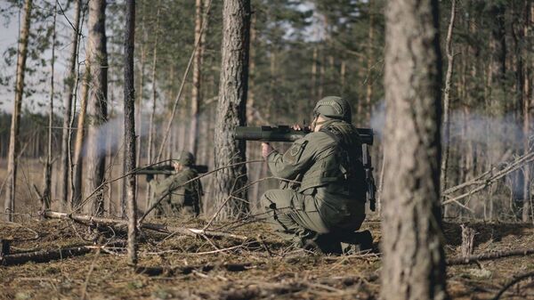 Литовские военные с гранатометами M72 LAW - Sputnik Литва