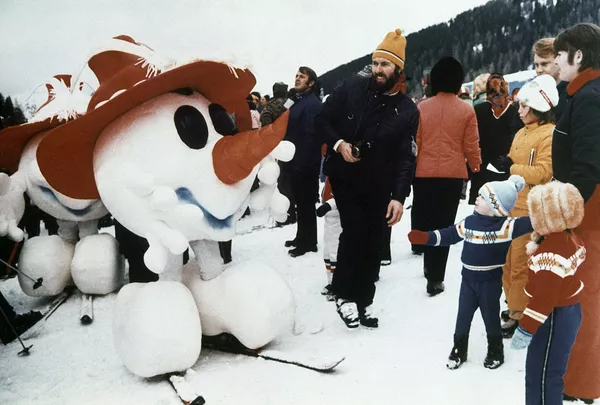 1976 metų žiemos Olimpinės žaidynės vyko Austrijos mieste Insbruke. Būtent tada prasidėjo oficialių žiemos Olimpinių žaidynių talismanų istorija, nors Vasaros žaidynėse jų jau buvo. Talismanu tapo Sniego senis, kuris turėjo rankas ir kojas, o ant galvos buvo raudona kepurė. 1976 metų žiemos Olimpinės žaidynės vyko Austrijos mieste Insbruke. Būtent tada prasidėjo oficialių žiemos Olimpinių žaidynių talismanų istorija, nors Vasaros žaidynėse jų jau buvo. Talismanu tapo Sniego senis, kuris turėjo rankas ir kojas, o ant galvos buvo raudona kepurė. - Sputnik Lietuva