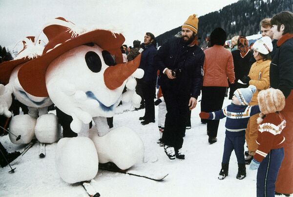 1976 metų žiemos Olimpinės žaidynės vyko Austrijos mieste Insbruke. Būtent tada prasidėjo oficialių žiemos Olimpinių žaidynių talismanų istorija, nors Vasaros žaidynėse jų jau buvo. Talismanu tapo Sniego senis, kuris turėjo rankas ir kojas, o ant galvos buvo raudona kepurė. - Sputnik Lietuva