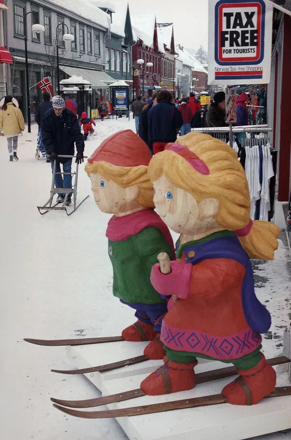 1994 metų žiemos Olimpinių žaidynių šeimininke tapo Norvegija. Varžybos vyko Lilehameryje. Pirmą kartą talismanais tapo žmonės. Tai buvo norvegų legendų herojai, brolis ir sesuo Hokonas ir Kristin, pasipuošę tautiniais kostiumais. 1994 metų žiemos Olimpinių žaidynių šeimininke tapo Norvegija. Varžybos vyko Lilehameryje. Pirmą kartą talismanais tapo žmonės. Tai buvo norvegų legendų herojai, brolis ir sesuo Hokonas ir Kristin, pasipuošę tautiniais kostiumais. - Sputnik Lietuva
