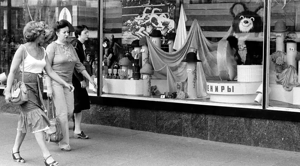 1980 metais Olimpinės žaidynės vyko Maskvoje. Oficialiu simboliu buvo išrinktas Rudasis lokys, kuris visame pasaulyje asocijuojasi su Rusija. Talismano atributu tapo platus diržas, nudažytas olimpinėmis spalvomis su penkių žiedų pavidalo sagtimi. 1980 metais Olimpinės žaidynės vyko Maskvoje. Oficialiu simboliu buvo išrinktas Rudasis lokys, kuris visame pasaulyje asocijuojasi su Rusija. Talismano atributu tapo platus diržas, nudažytas olimpinėmis spalvomis su penkių žiedų pavidalo sagtimi. - Sputnik Lietuva