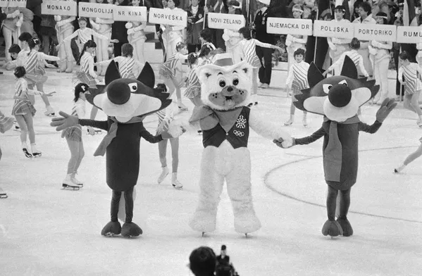 1984 metų Žiemos žaidynėse Jugoslavijoje oficialus talismanas buvo vilkutis Vučko. Jis turėjo simbolizuoti draugiškus žmonių ir gyvūnų santykius. Nuotraukoje: Vučko su kitos Olimpiados talismanu — meška Houdi. 1984 metų Žiemos žaidynėse Jugoslavijoje oficialus talismanas buvo vilkutis Vučko. Jis turėjo simbolizuoti draugiškus žmonių ir gyvūnų santykius. Nuotraukoje: Vučko su kitos Olimpiados talismanu — meška Houdi. - Sputnik Lietuva