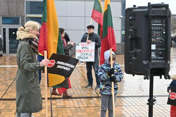 Trečiadienį, balandžio 14 dieną, prie Vilniaus savivaldybės vyko protesto akcija prieš priverstinį vaikų ir mokytojų testavimą. Trečiadienį, balandžio 14 dieną, prie Vilniaus savivaldybės vyko protesto akcija prieš priverstinį vaikų ir mokytojų testavimą. - Sputnik Lietuva