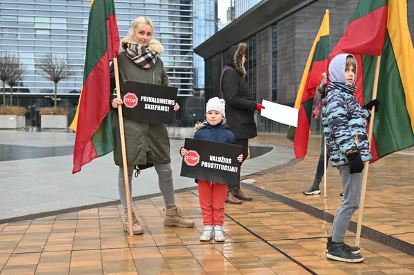 Protestuotojai labiausiai skundėsi tuo, kad vaikams, kurių tėvai atsisako atlikti testą, mokslo metai baigėsi, nes jie turėjo rinktis — arba atlikti testą, arba likti namuose. Protestuotojai labiausiai skundėsi tuo, kad vaikams, kurių tėvai atsisako atlikti testą, mokslo metai baigėsi, nes jie turėjo rinktis — arba atlikti testą, arba likti namuose. - Sputnik Lietuva