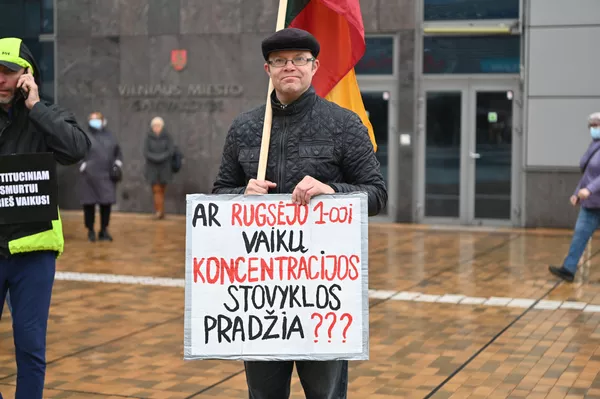 Tačiau norint pradėti kontaktinį mokymąsi, visi moksleiviai pirmiausia turi atlikti COVID-19 testą ir po kurio laiko jį pakartoti. Tačiau norint pradėti kontaktinį mokymąsi, visi moksleiviai pirmiausia turi atlikti COVID-19 testą ir po kurio laiko jį pakartoti. - Sputnik Lietuva