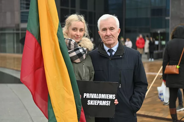 Protesto akciją palaikė Seimo narys, LVŽS partijos narys, Lietuvos sveikuolių sąjungos garbės prezidentas Dainius Kepenis. Protesto akciją palaikė Seimo narys, LVŽS partijos narys, Lietuvos sveikuolių sąjungos garbės prezidentas Dainius Kepenis. - Sputnik Lietuva