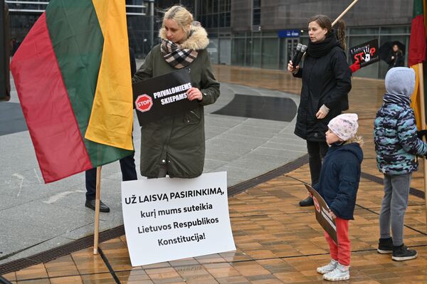 Митингующие сначала водили хоровод перед входом в здание Вильнюсского самоуправления, а затем высказались по вопросам нарушения прав человека согласно Конституции. - Sputnik Литва