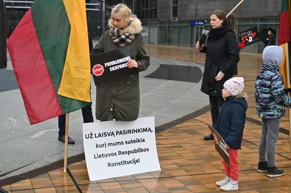 Iš pradžių protestuotojai sušoko ratelį, o po to pasisakė apie žmogaus teisių pažeidimus. Iš pradžių protestuotojai sušoko ratelį, o po to pasisakė apie žmogaus teisių pažeidimus. - Sputnik Lietuva