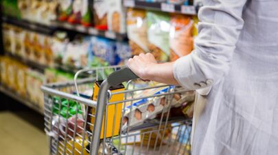 Покупатель в магазине продуктов, архивное фото