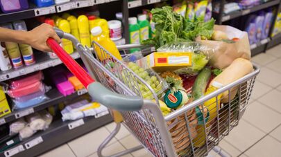 Покупатель в магазине продуктов, архивное фото