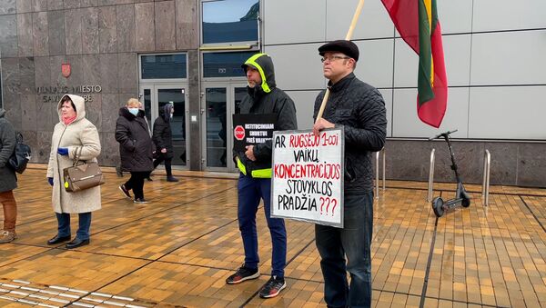 Акция протеста в Вильнюсе против принудительных тестов на COVID-19 в школах - Sputnik Литва
