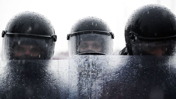 Сотрудники правоохранительных органов во время акции протеста оппозиции в Минске, архивное фото - Sputnik Литва