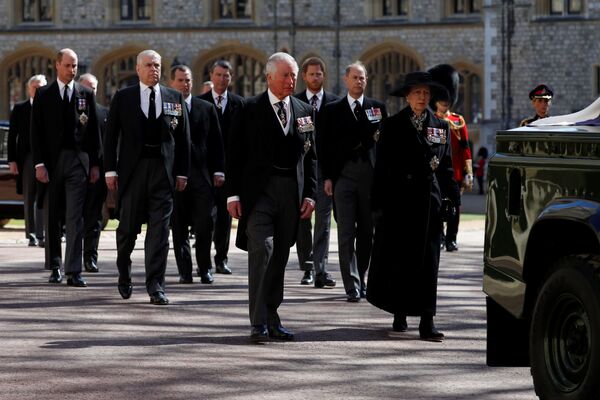 Nuotraukoje: princas Čarlzas, princesė Ana ir karališkosios šeimos nariai princo Filipo laidotuvėse. - Sputnik Lietuva