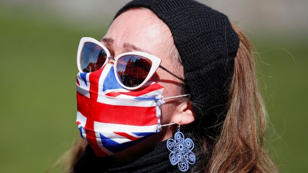 Женщина в маске у Виндзорского замка во время похорон британского принца Филиппа - Sputnik Lietuva