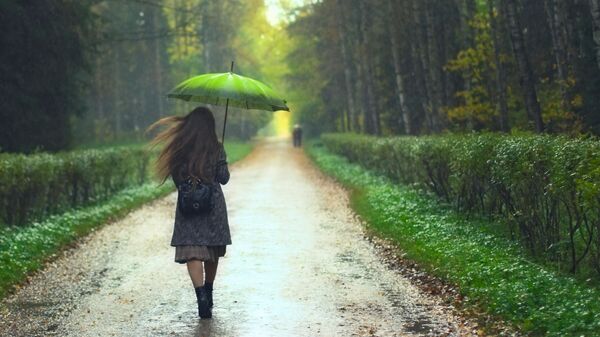 Девушка под зонтом в дождь, архивное фото - Sputnik Литва
