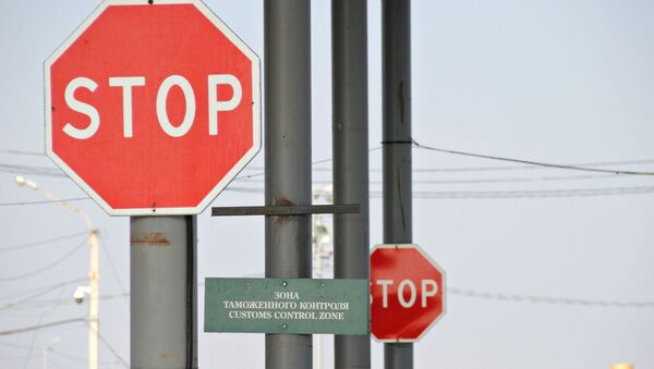 Дорожные знаки на пункте пропуска Джанкой на границе России и Украины, архивное фото - Sputnik Литва